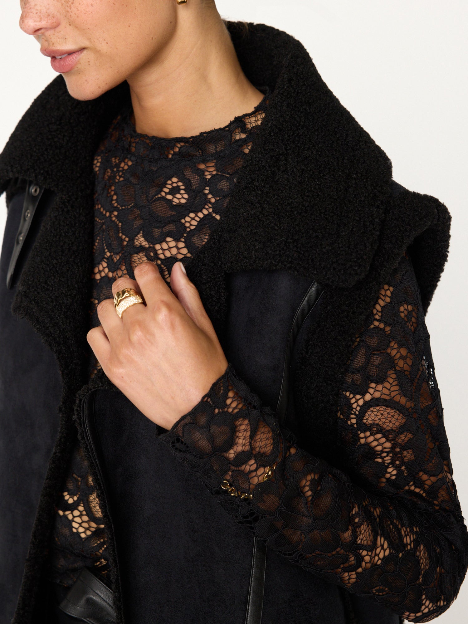 Donne black lace long sleeve top layered