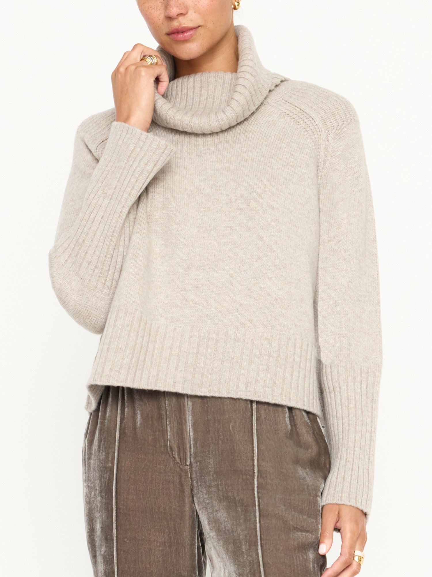 Orion cashmere-wool light grey turtleneck sweater front view 3