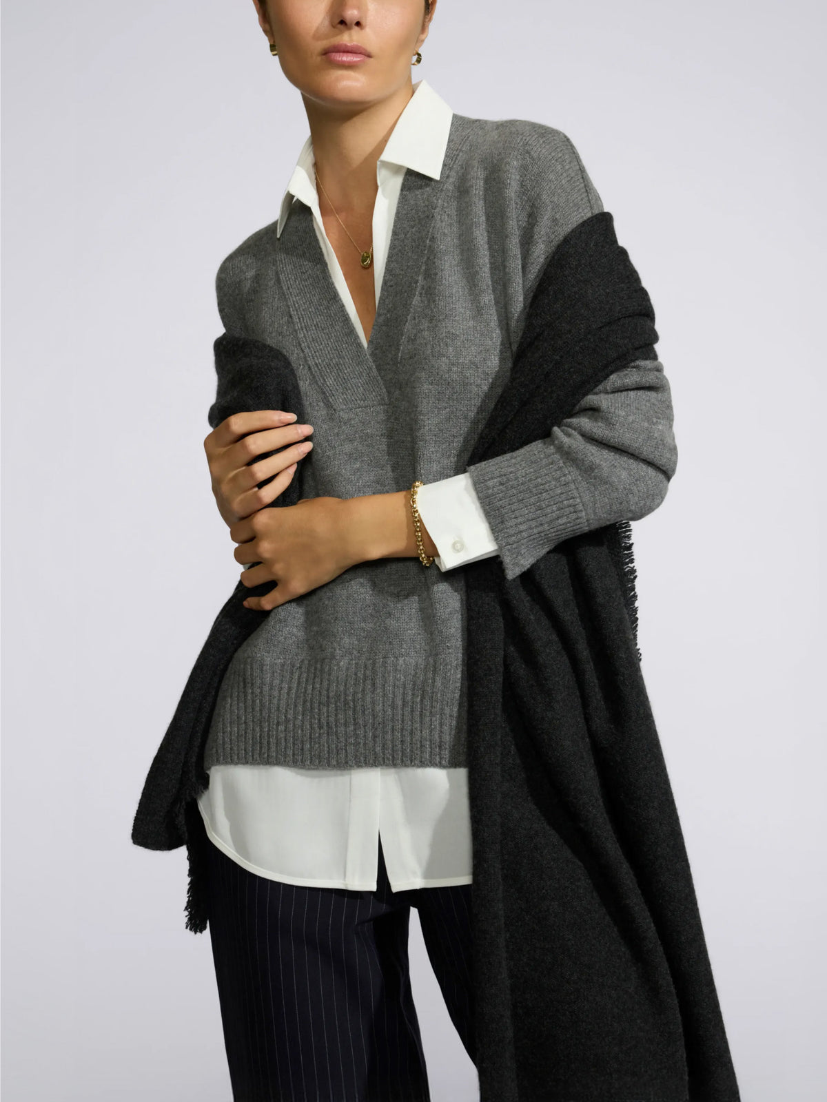 Flint Mélange 색상의 The Holm Layered Vee