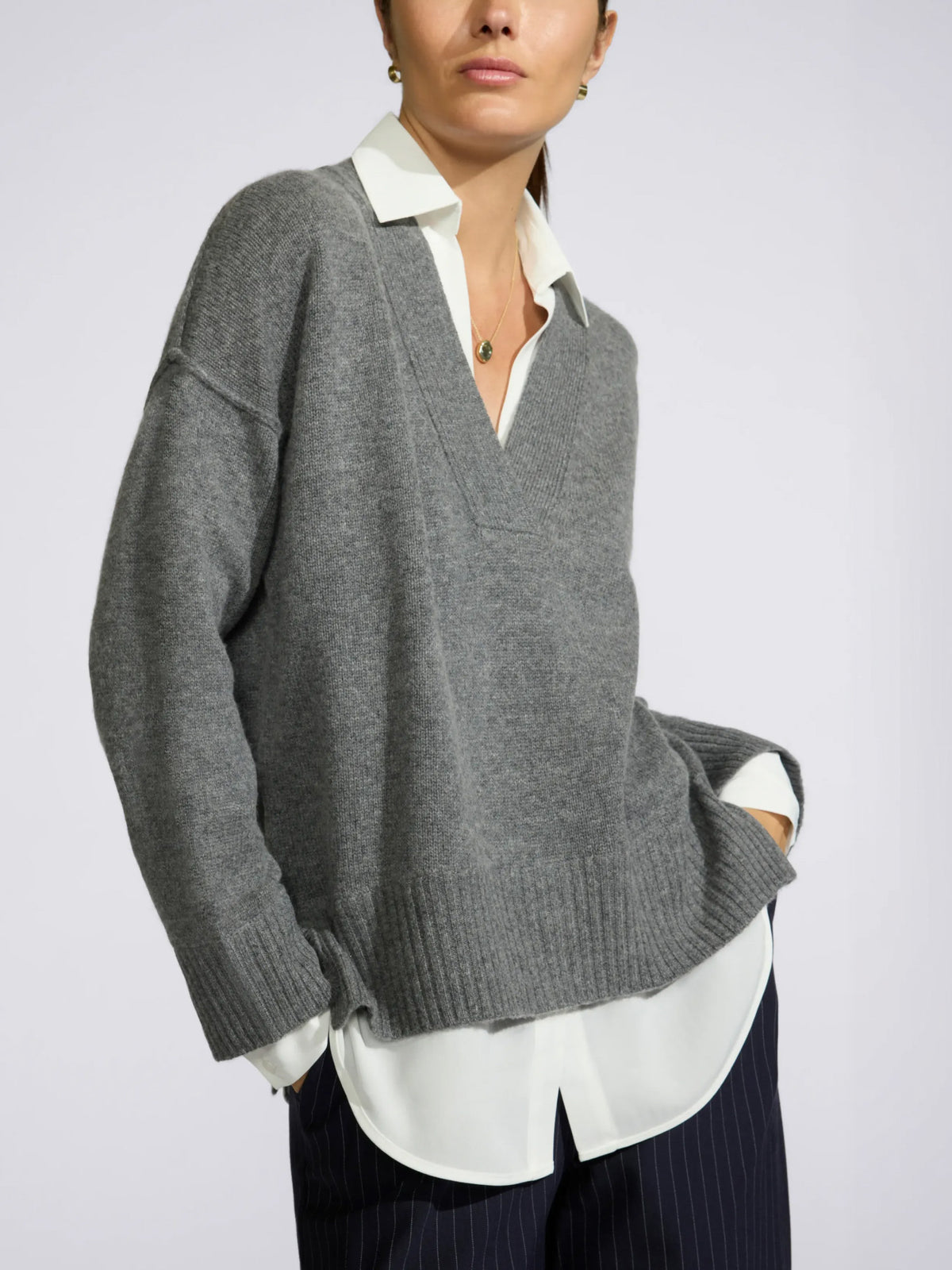 Flint Mélange 색상의 The Holm Layered Vee