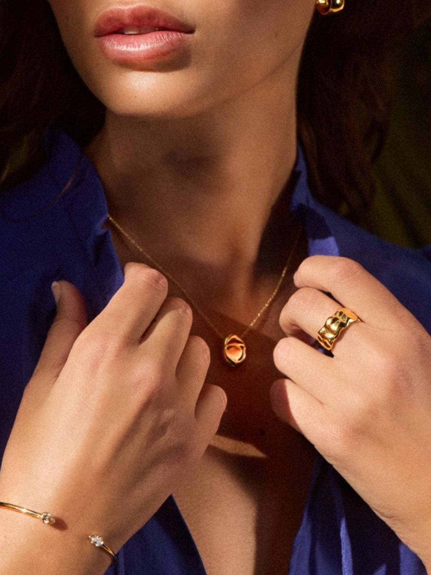 18k Yellow Gold hammered pendant necklace full view