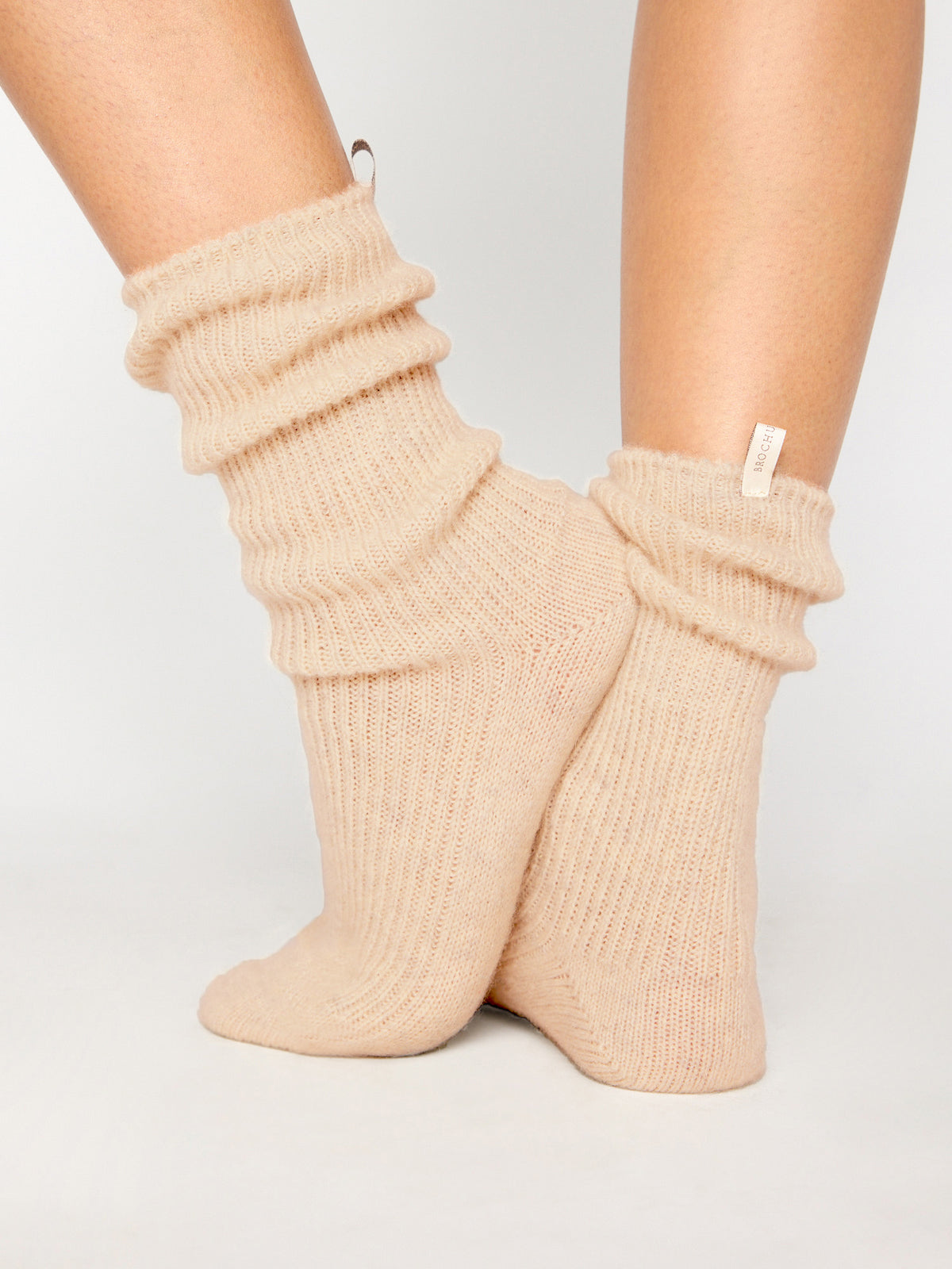 The Ribbed Cashmere Socks in Buff