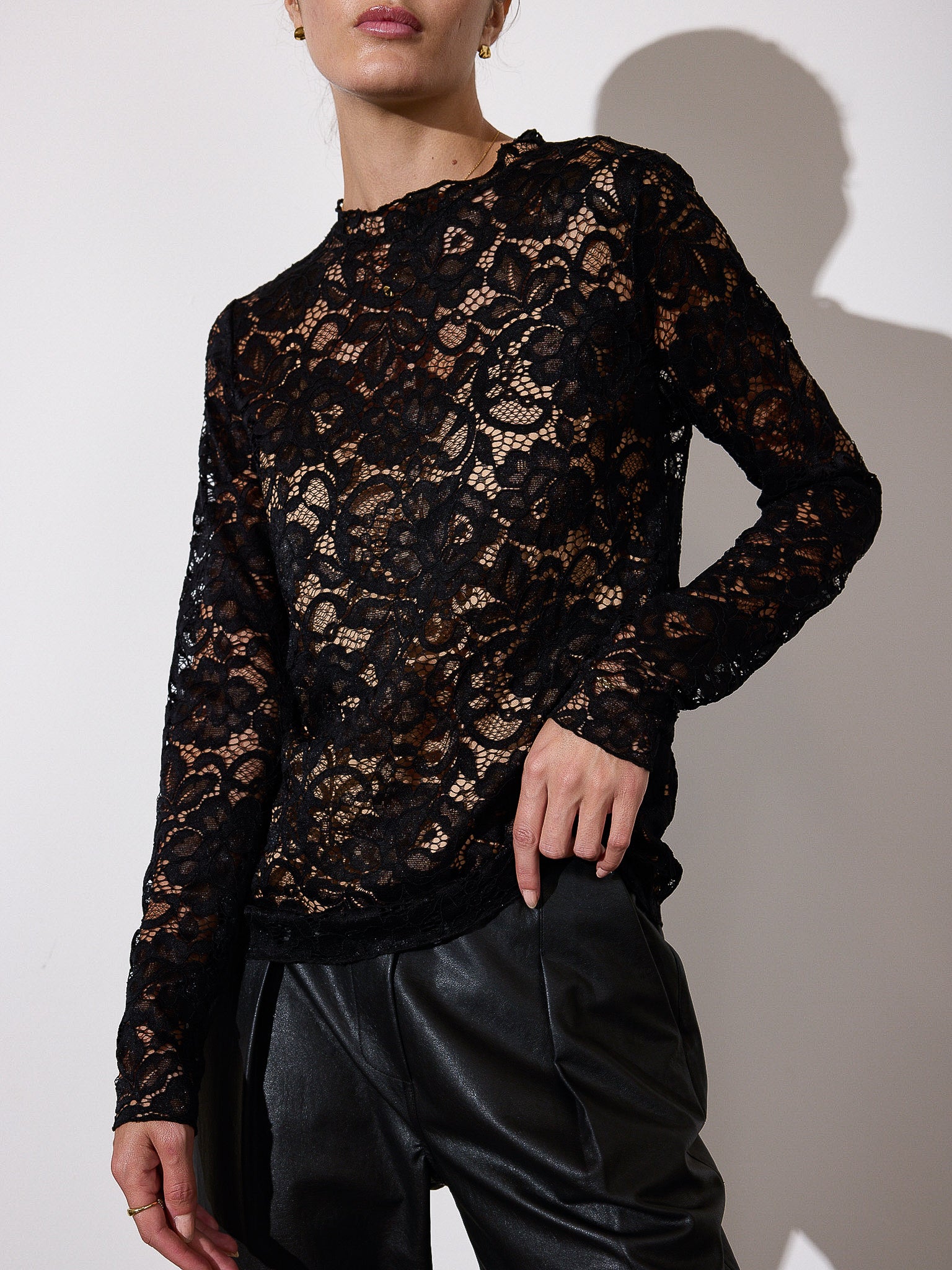 Donne black lace long sleeve top front view