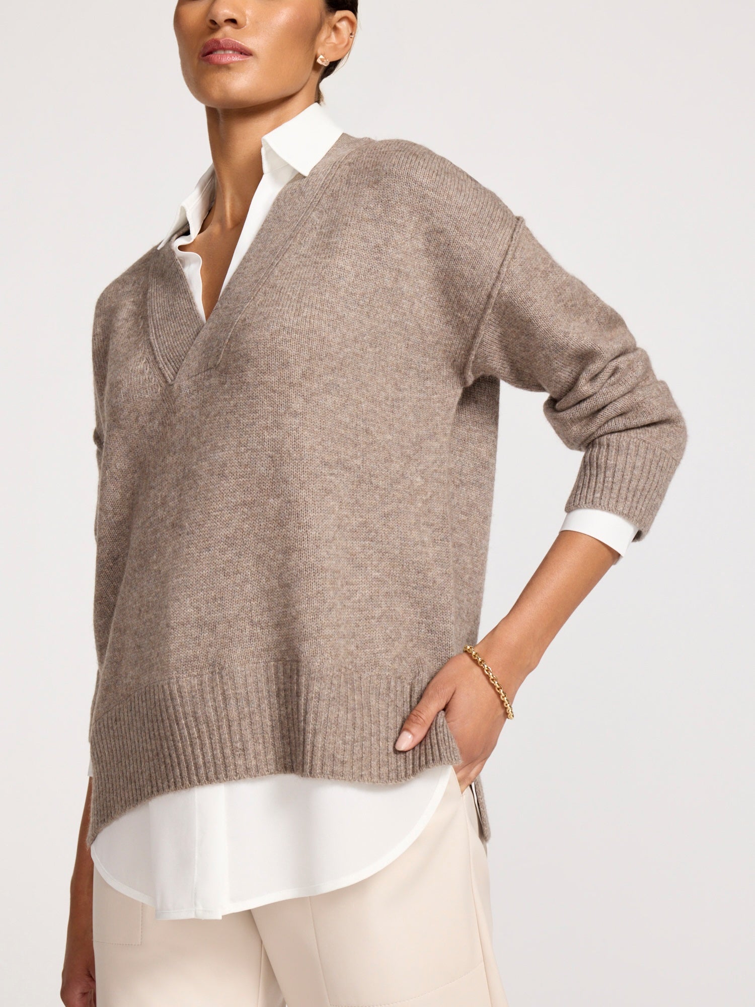トクコプルミエヴォル　BRITISH 　強撚スムース　ＰＯ Beige Women's Holm Layered Vee in Otter Melange | Brochu Walker