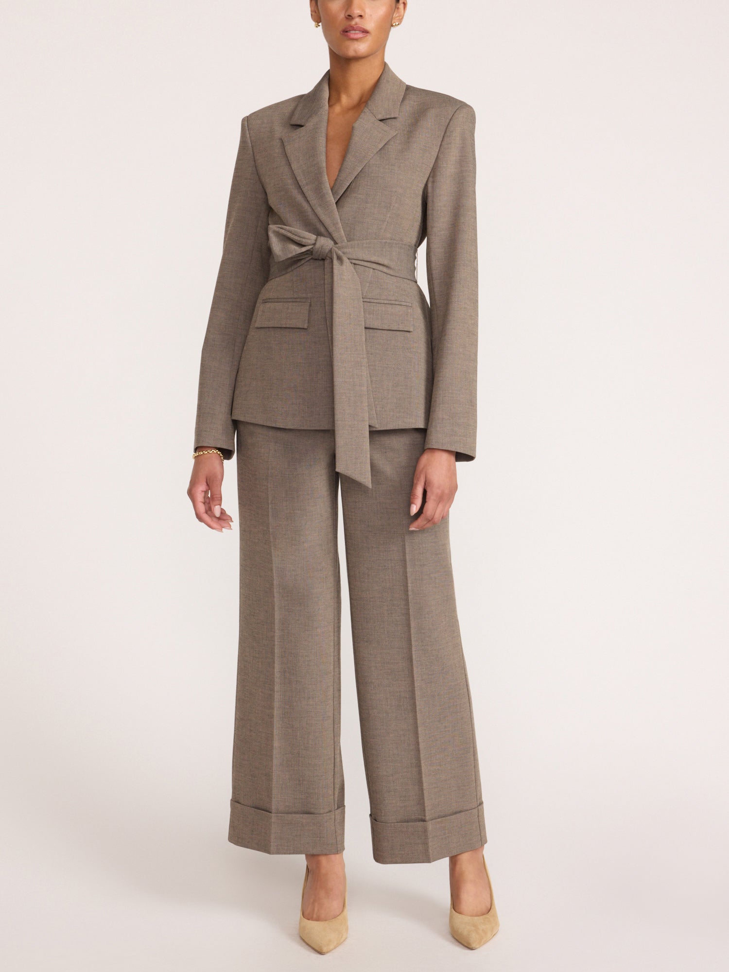 Belted blazer and wide-leg trouser suit in gravel melange gray, tailored two-piece look with cropped trousers and beige heels