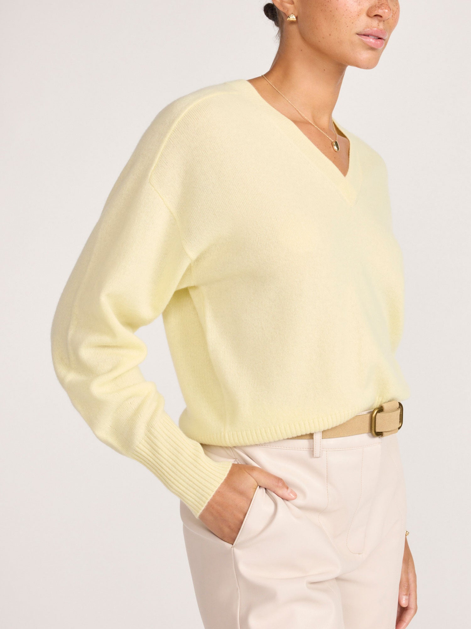 Women's Leia Vee Cashmere Sweater in Anis | Brochu Walker