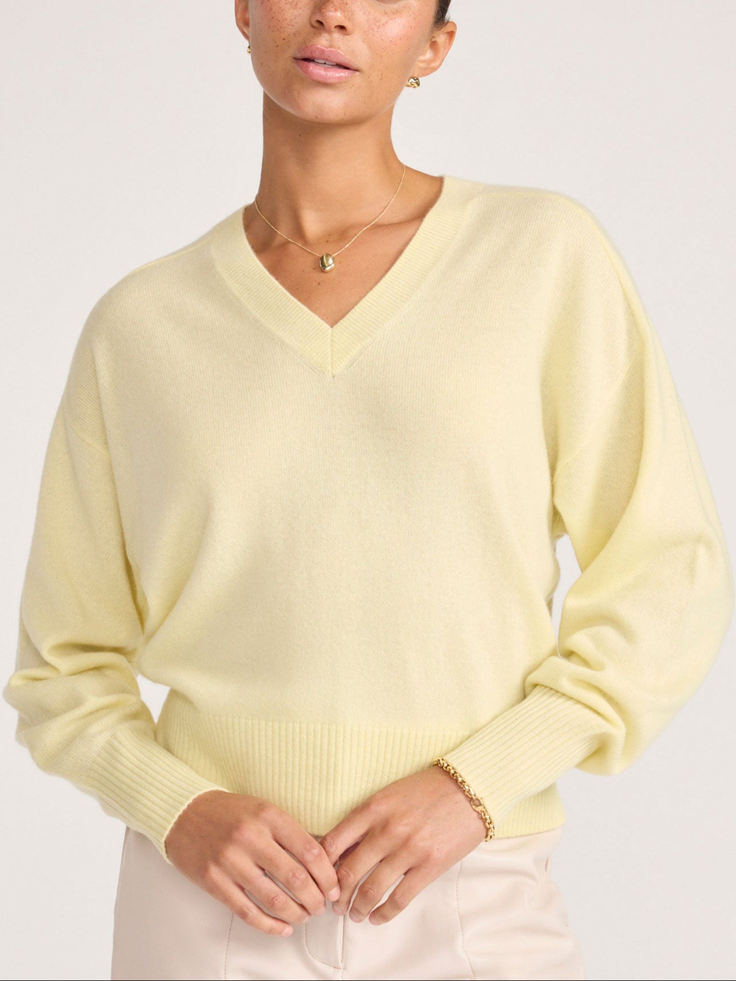 Women's Leia Vee Cashmere Sweater in Anis | Brochu Walker