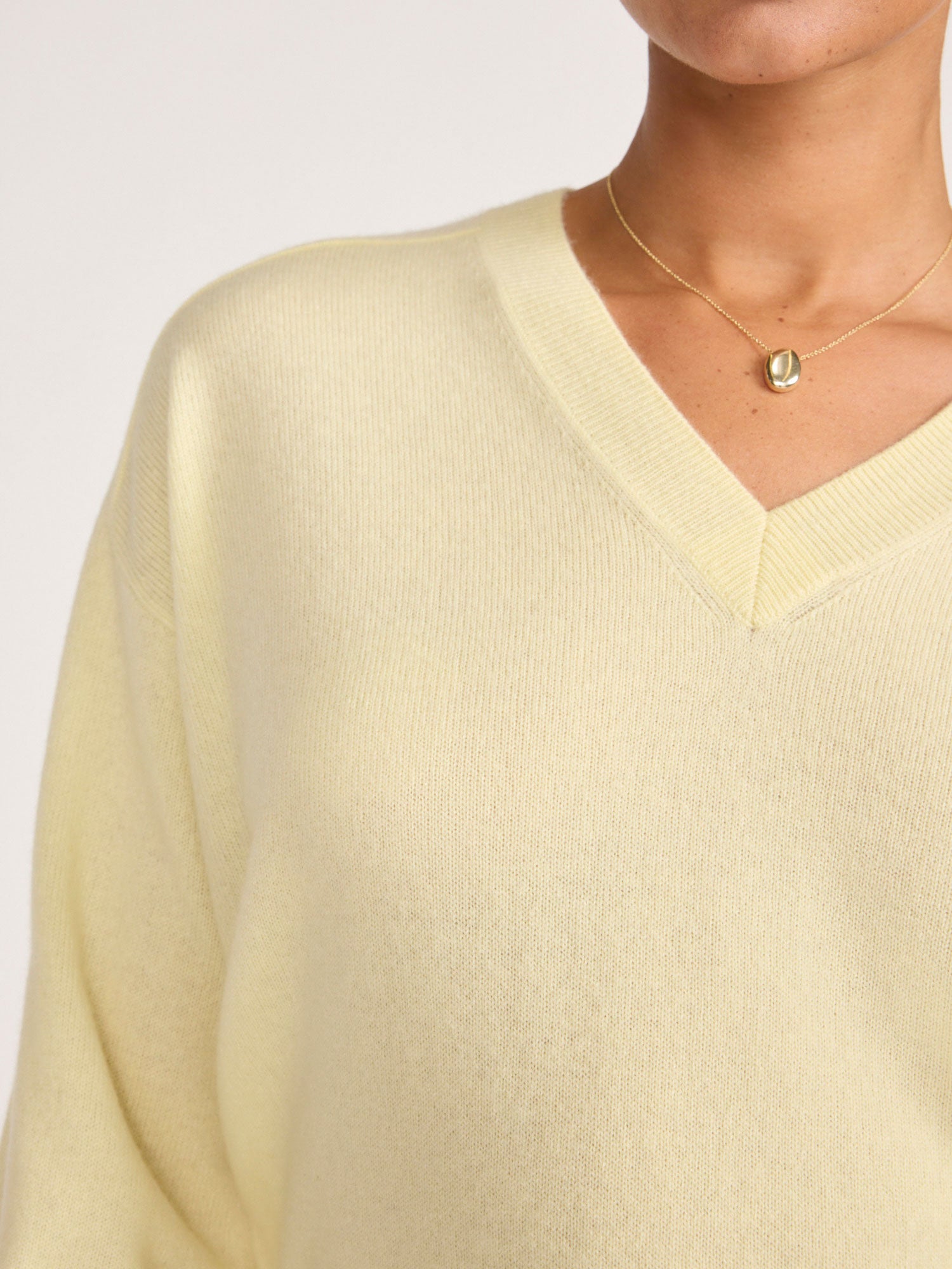 Women's Leia Vee Cashmere Sweater in Anis | Brochu Walker