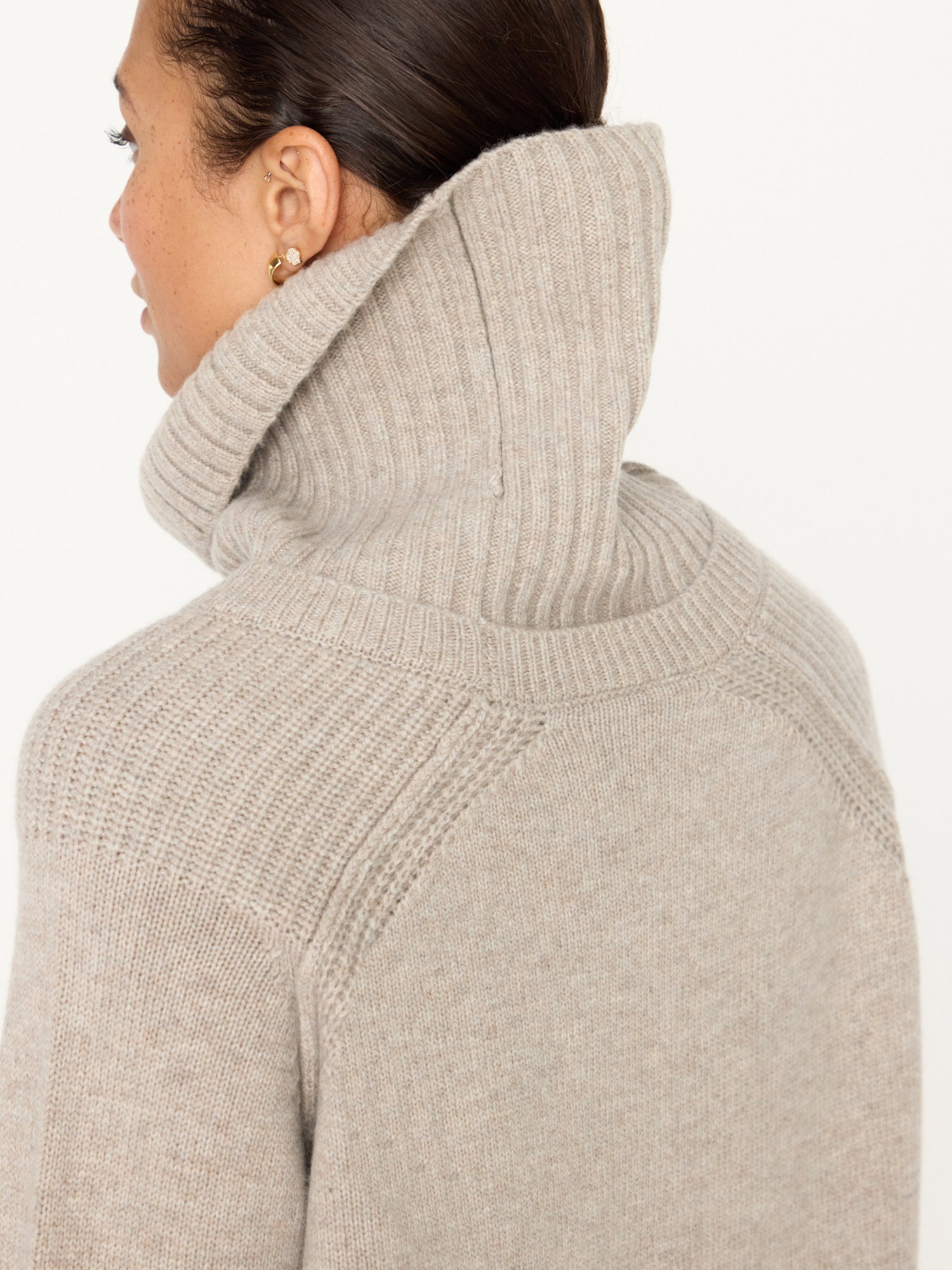 Orion cashmere-wool light grey turtleneck sweater close up