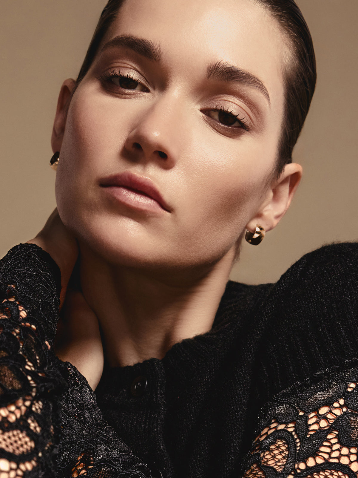 Icons Yellow Gold Mini Hoop Earrings, 이미지 6개 중 4번째