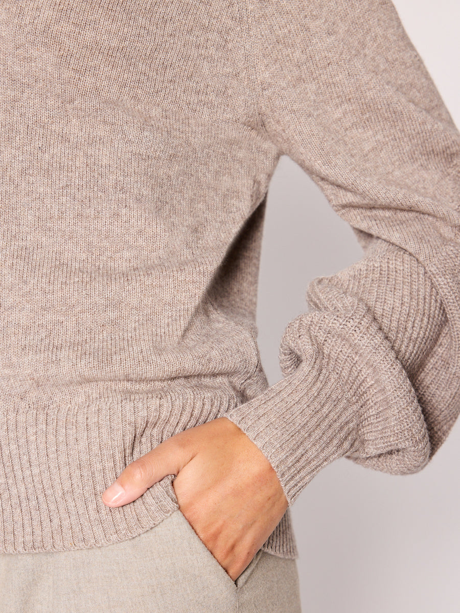 Malia v-neck grey sweater close up
